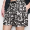 Badeshorts med abstrakt mønster
