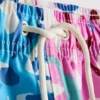 Badeshorts med blomstermønster og graffitiprint