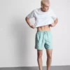 Badeshorts med brodert bladmønster