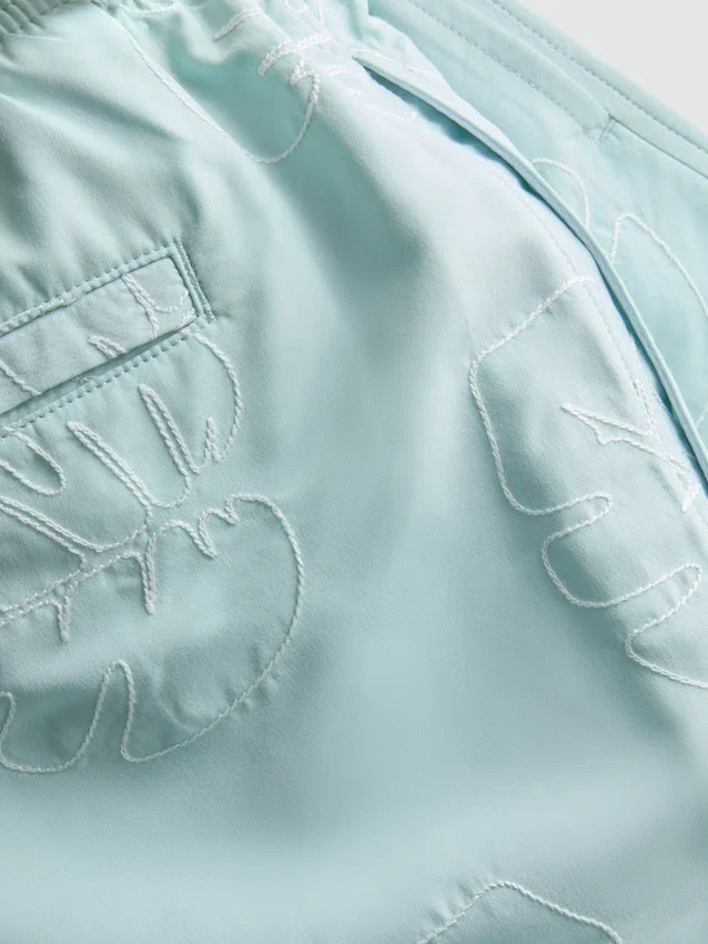Badeshorts med brodert bladmønster