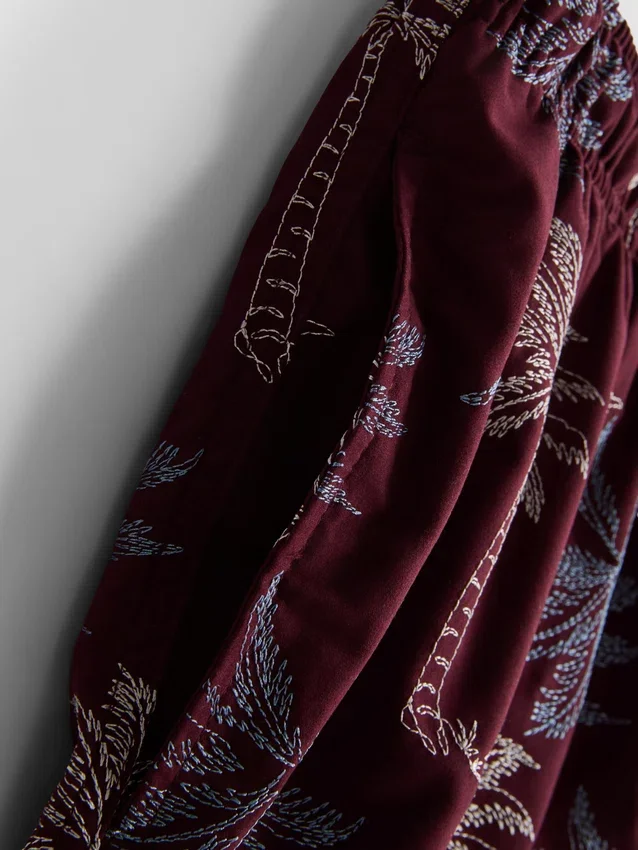 Badeshorts med brodert palmetre