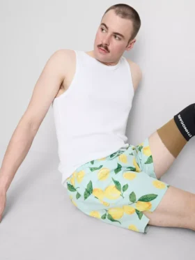 Badeshorts med sitronmønster