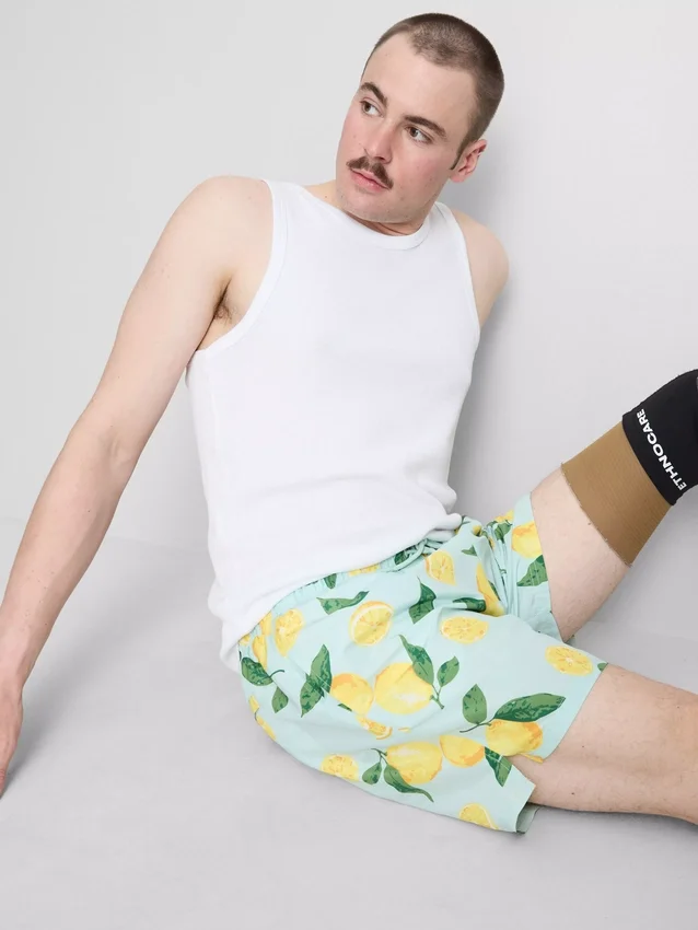 Badeshorts med sitronmønster