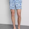 Badeshorts med tekstur som minner om middelhavsfliser