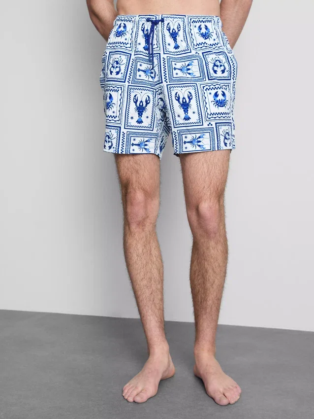 Badeshorts med tekstur som minner om middelhavsfliser