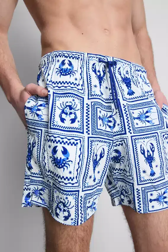 Badeshorts med tekstur som minner om middelhavsfliser