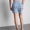 Badeshorts med tekstur som minner om middelhavsfliser