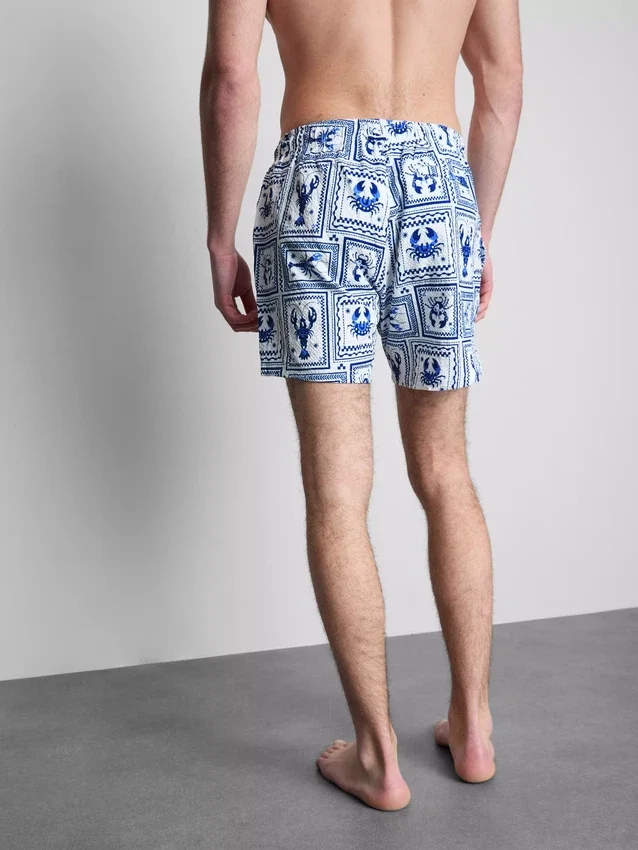 Badeshorts med tekstur som minner om middelhavsfliser