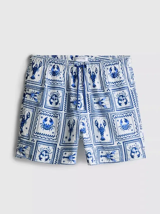 Badeshorts med tekstur som minner om middelhavsfliser