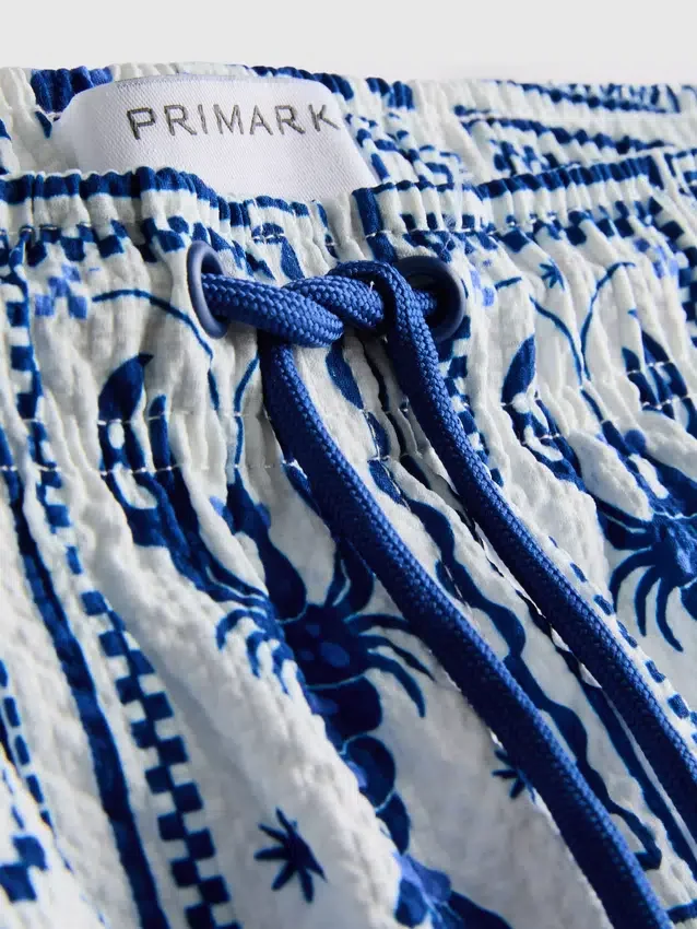 Badeshorts med tekstur som minner om middelhavsfliser