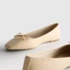 Ballerinasko i imitasjonslær med bred passform og firkantet tå