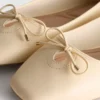 Ballerinasko i imitasjonslær med bred passform og firkantet tå