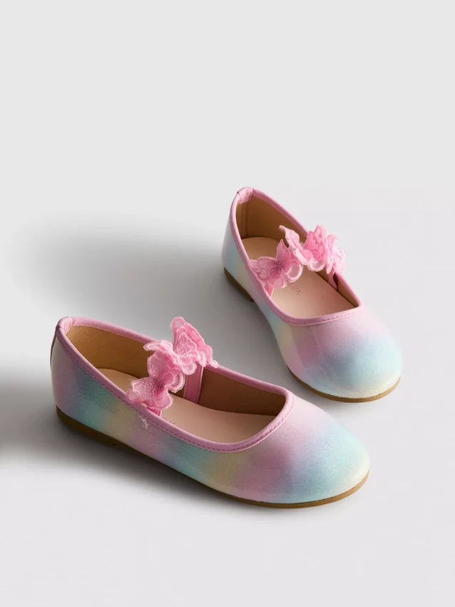 Ballerinasko med sommerfugl-applikasjon