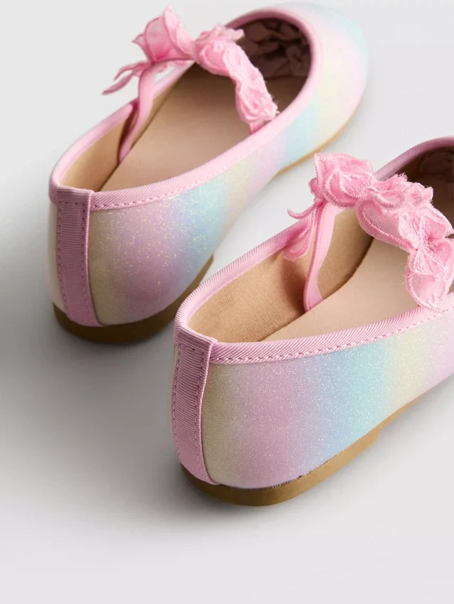 Ballerinasko med sommerfugl-applikasjon