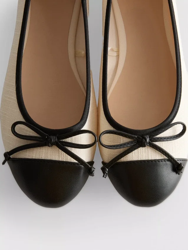 Ballerinasko med tåkappe som flate sko