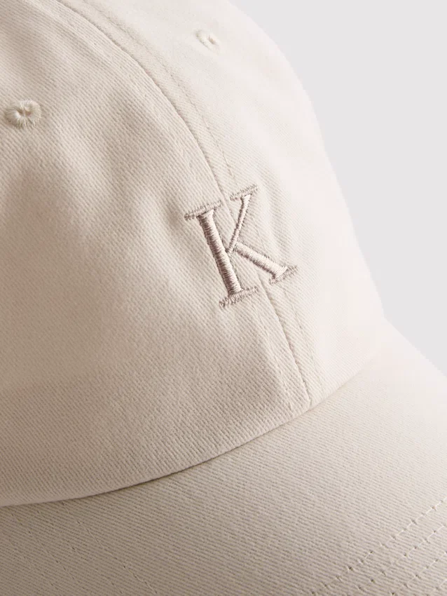 Baseballcap med brodert initial