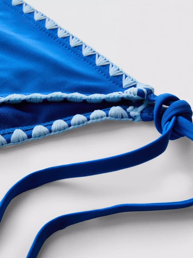 Bikinibukse med snøring i sidene og sømdetaljer