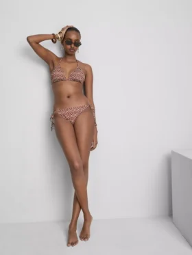 Bikinisett med trekantet topp og bånd i sidene