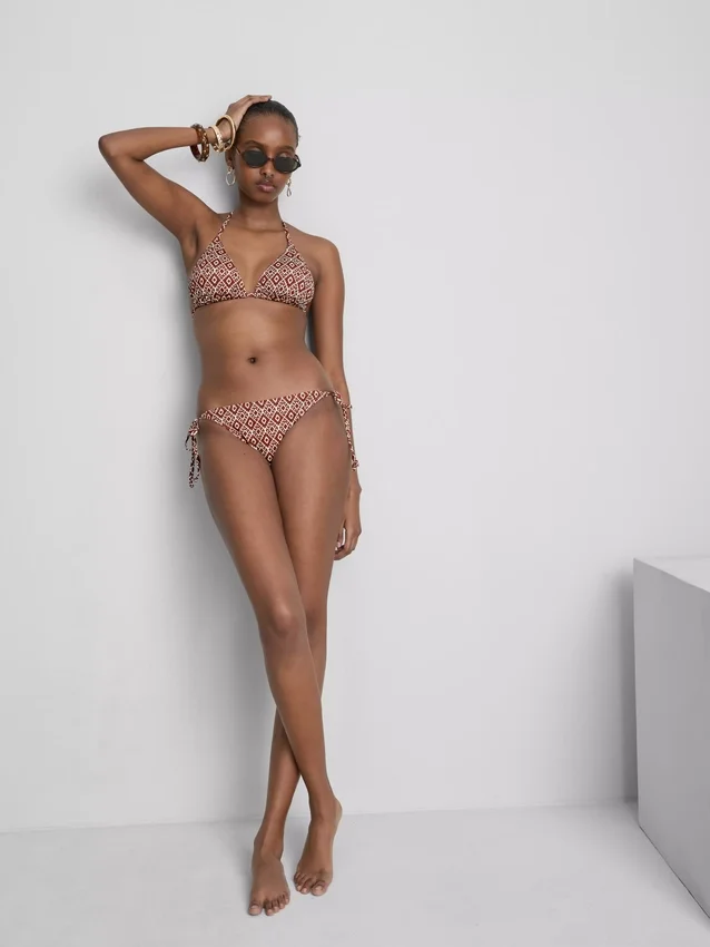 Bikinisett med trekantet topp og bånd i sidene