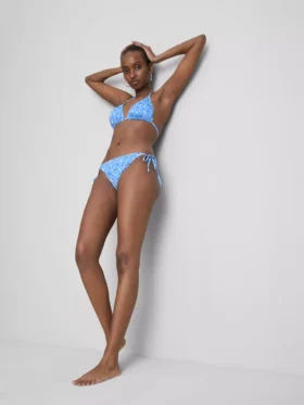 Bikinisett med trekantet topp og bånd i sidene