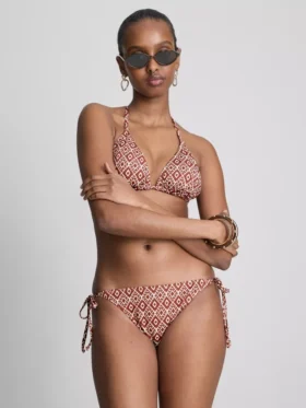 Bikinisett med trekantet topp og bånd i sidene