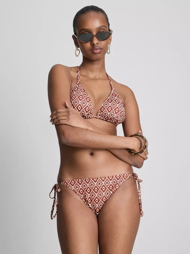 Bikinisett med trekantet topp og bånd i sidene