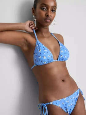 Bikinisett med trekantet topp og bånd i sidene