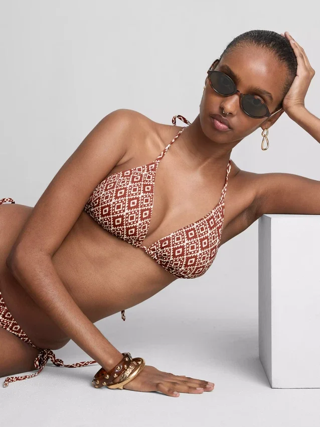 Bikinisett med trekantet topp og bånd i sidene