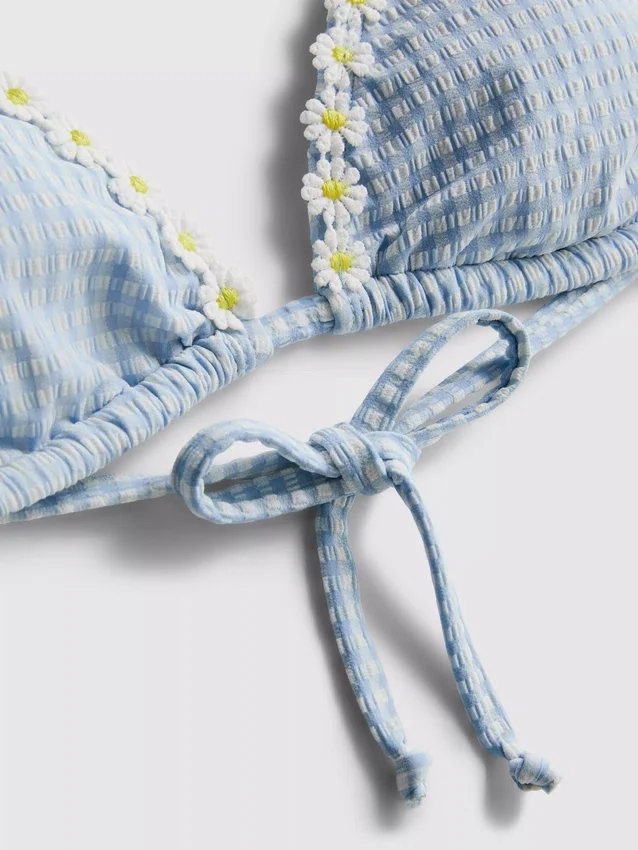 Bikinitopp i gingham med trekantform og daisy-kant