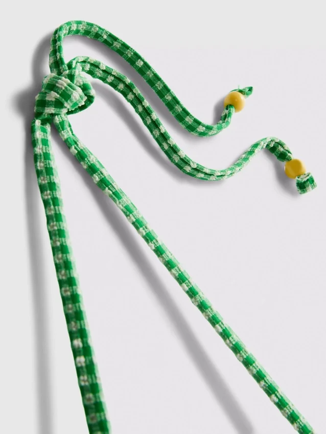 Bikinitopp med gingham-mønster og bananbroderi