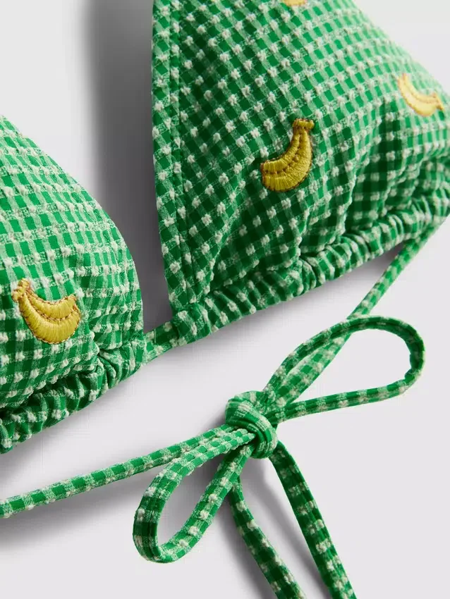 Bikinitopp med gingham-mønster og bananbroderi