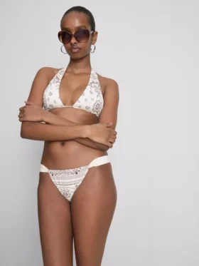 Bikinitopp med halterneck og bandana-mønster