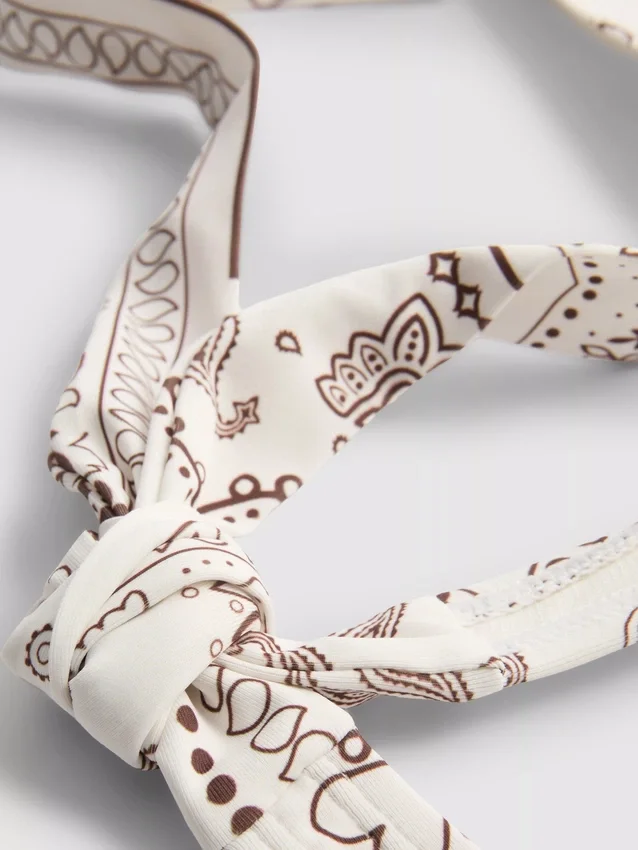 Bikinitopp med halterneck og bandana-mønster