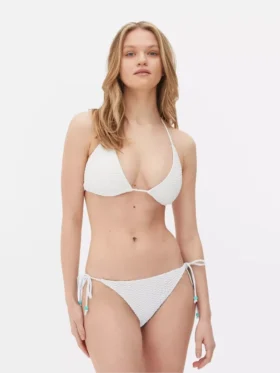 Bikinitopp med heklede perledetaljer