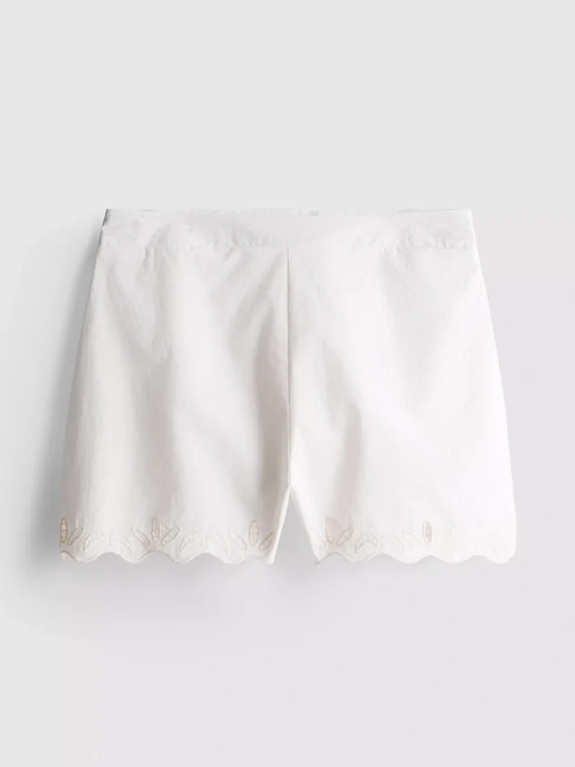 Bølgekantede, broderte bomullsshorts