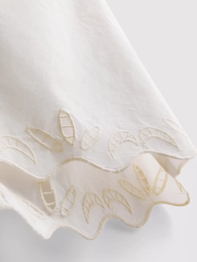 Bølgekantede, broderte bomullsshorts