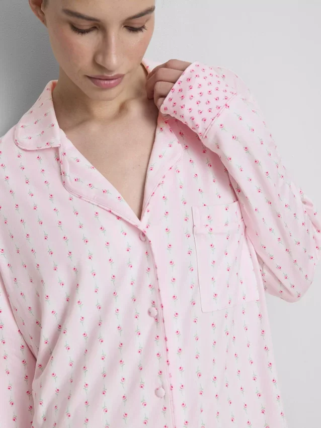 Blomstret nattkjole i boyfriend-stil