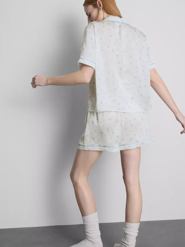 Blomstret sateng-pysjamaser i boyfriend-stil