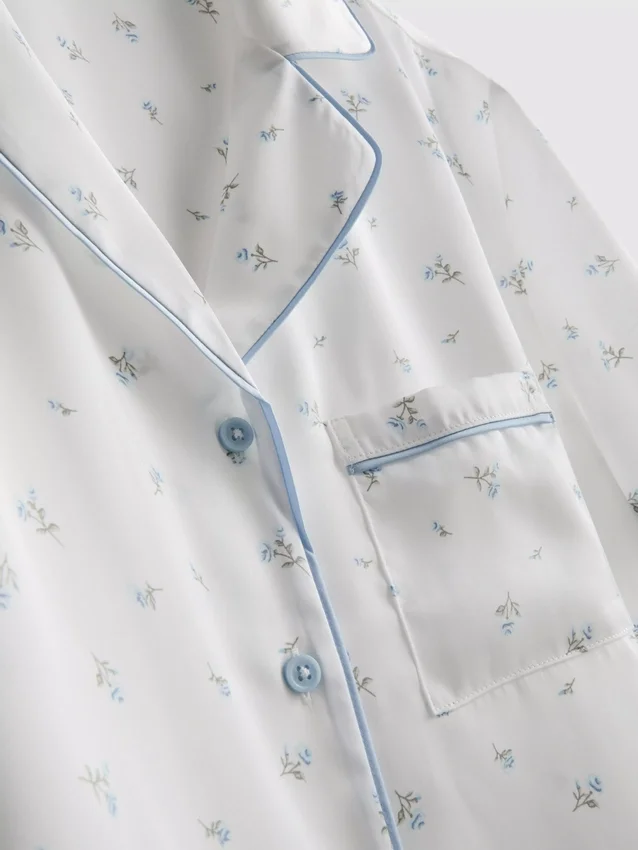 Blomstret sateng-pysjamaser i boyfriend-stil