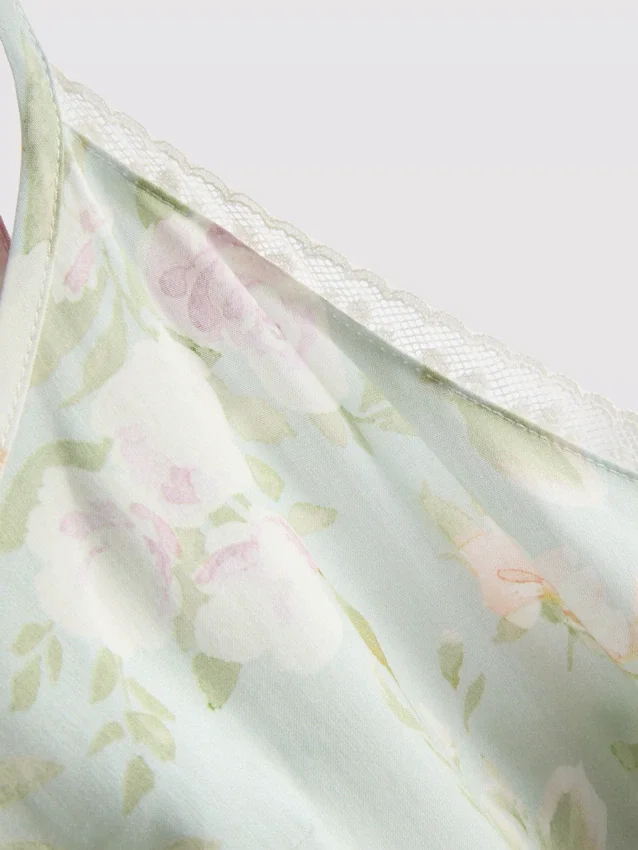 Blomstret underkjole med blonderkant