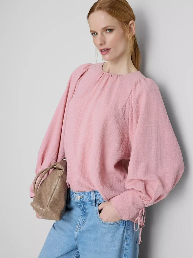 Bluse med strukturerte ballongermmer