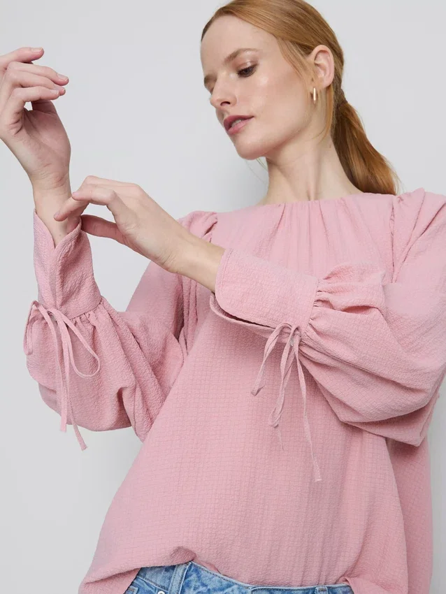 Bluse med strukturerte ballongermmer