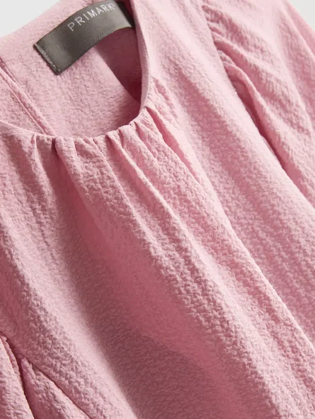 Bluse med strukturerte ballongermmer