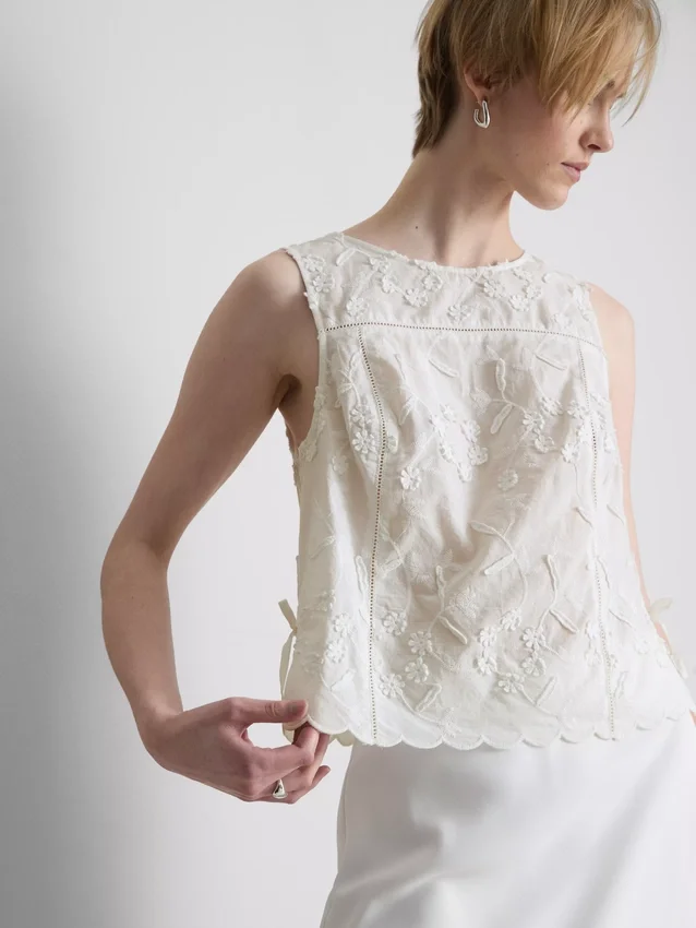 Broderte blomstermønstrede tank-top med bånd