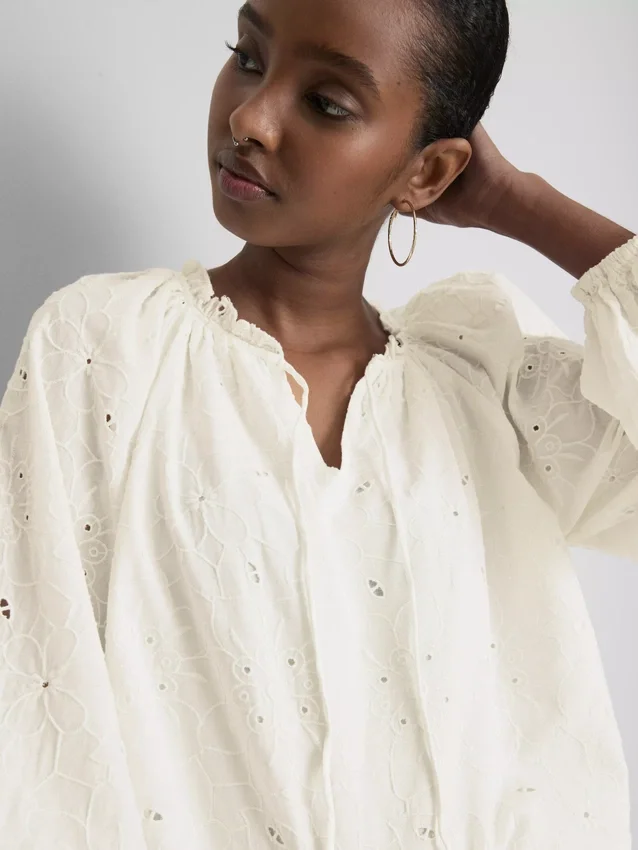 Broderte bluse med ballongerm
