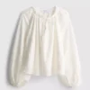 Broderte bluse med ballongerm