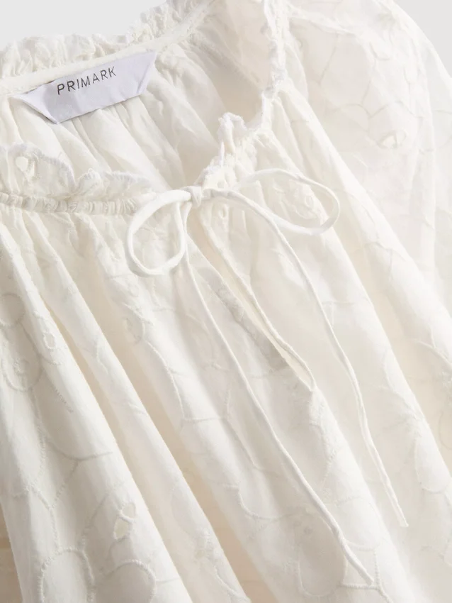 Broderte bluse med ballongerm