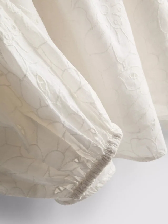 Broderte bluse med ballongerm