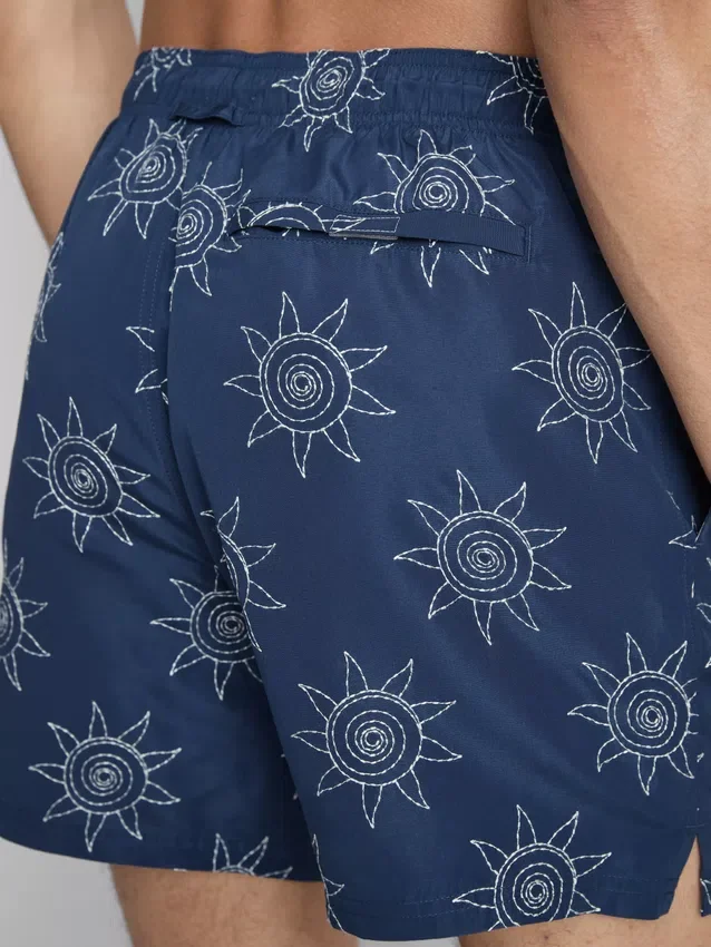 Broderte shorts med solmotiv
