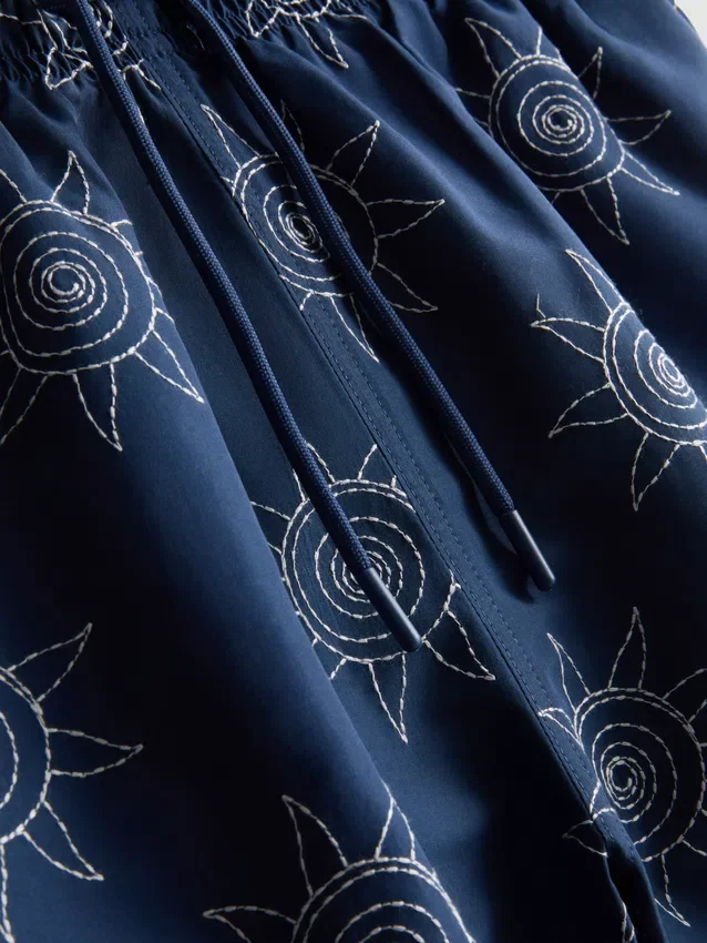 Broderte shorts med solmotiv